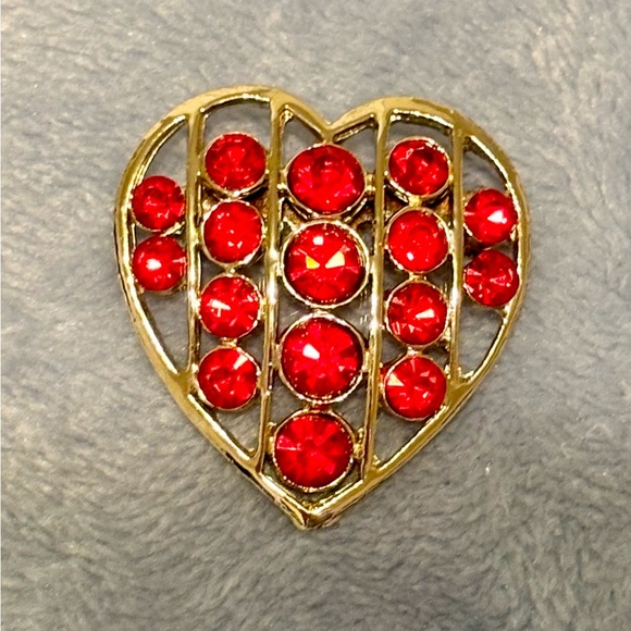 Beautiful heart shaped Brooch with Red crystals. Great for Valentines Day - Picture 13 of 15